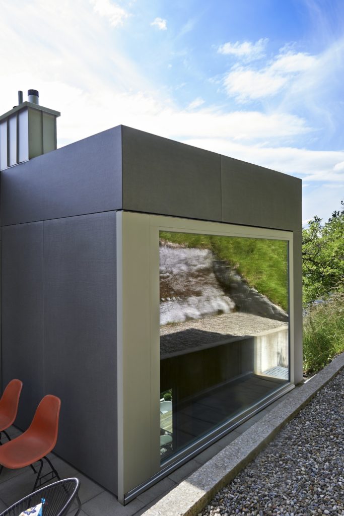 Maison contemporaine à flanc de colline.