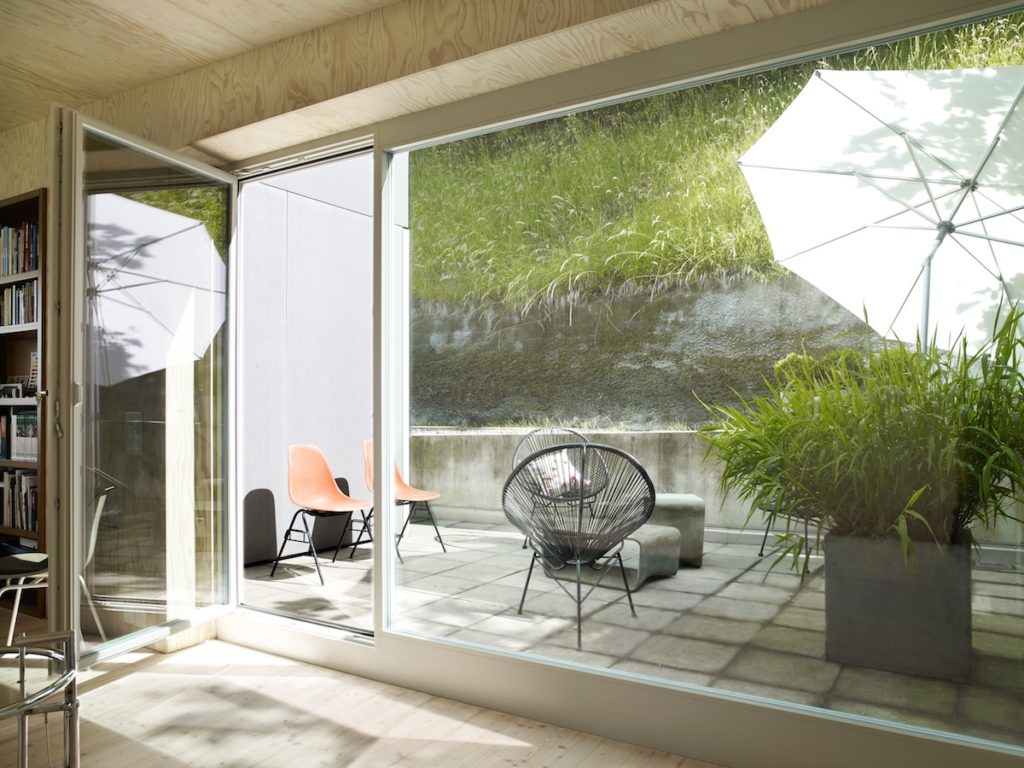 Maison contemporaine à flanc de colline.