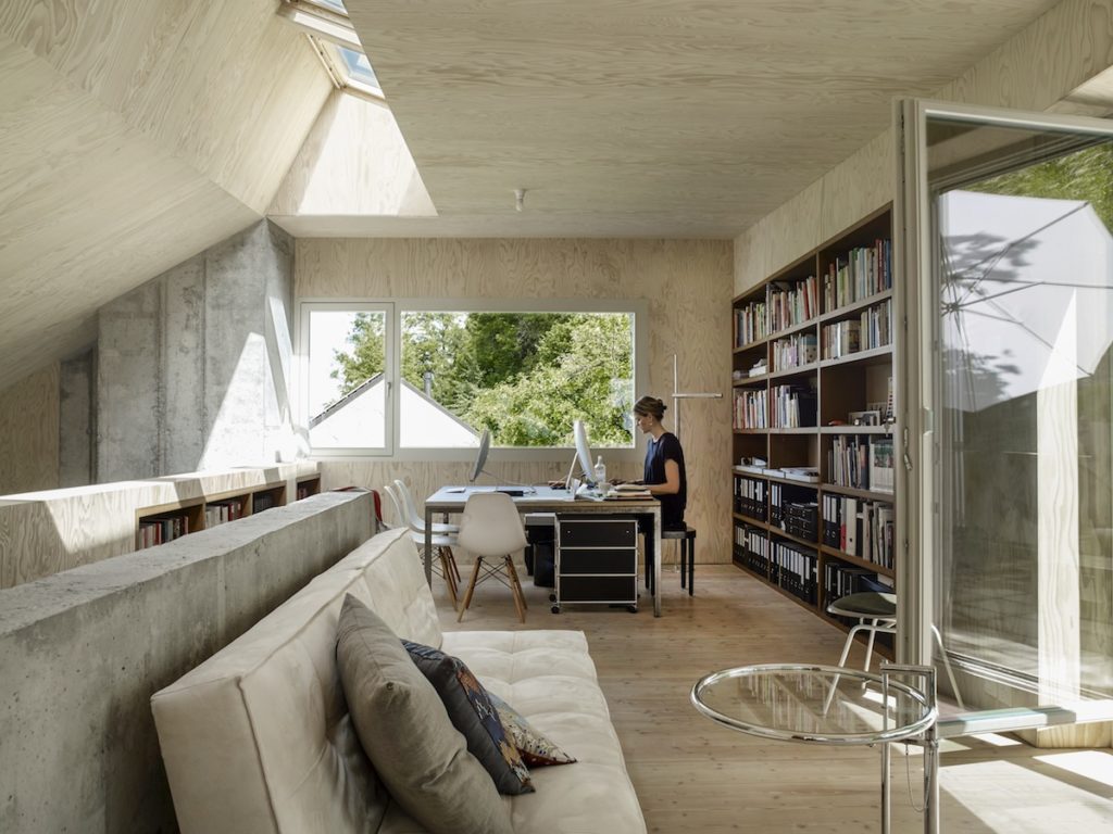 Maison contemporaine à flanc de colline.