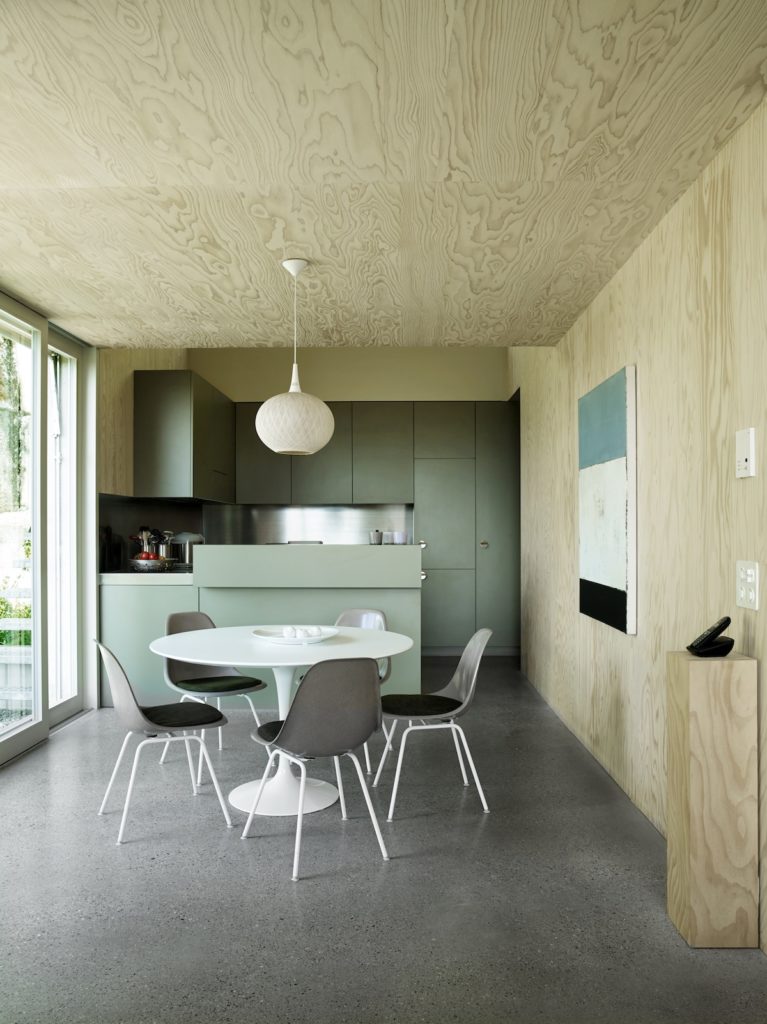 Maison contemporaine à flanc de colline.