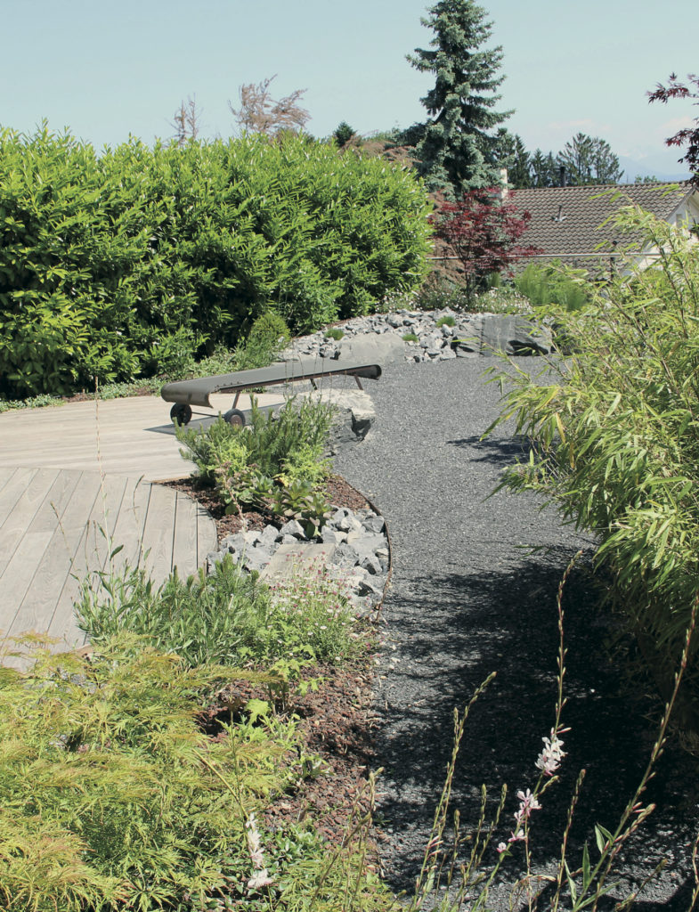 Jardin sur le toit d'un garage.