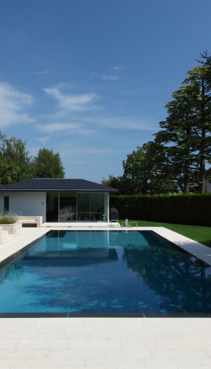Construire une piscine à débordement