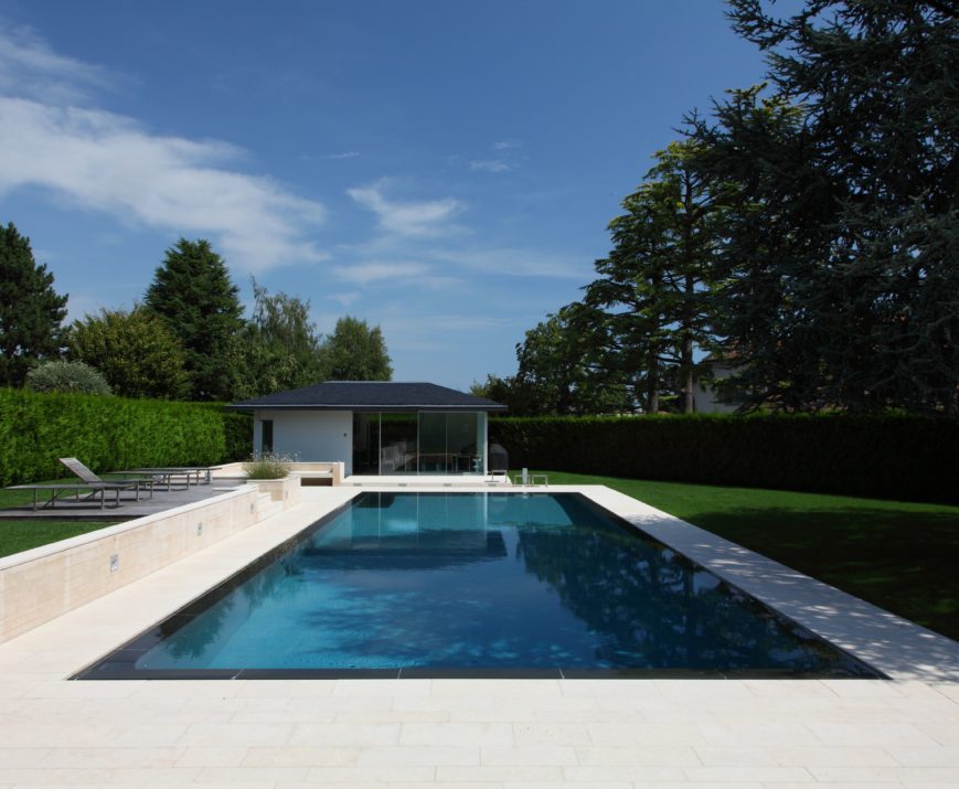 Construire une piscine à débordement