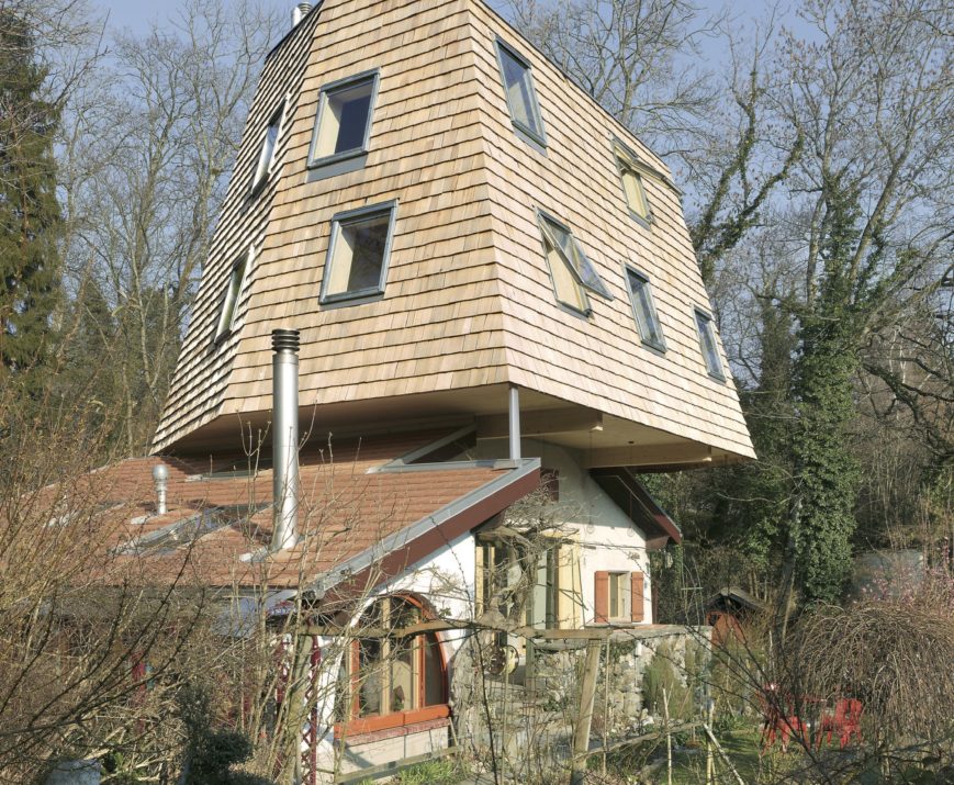 Maison réhaussée et surélevée. Suisse.