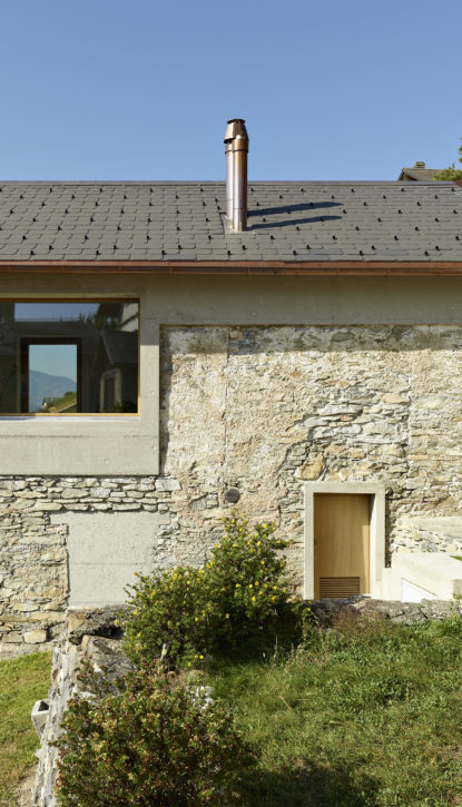 Rénovation et transformation d'une grange en pierres, ferme, en logement et maison.
