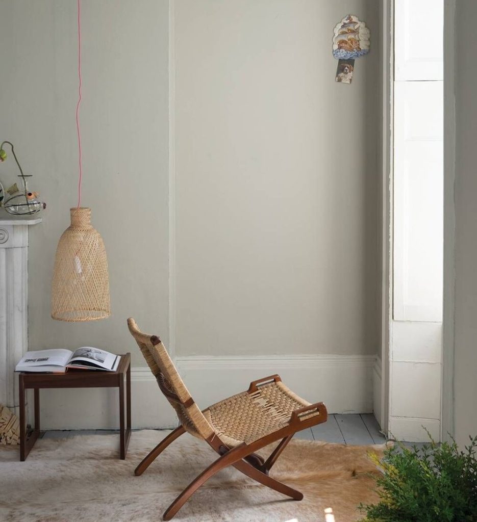 Choisir une peinture de salon. Exemple de couleur adaptée.