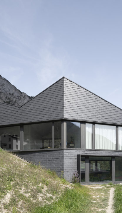 En Valais, une maison d'architecte inspirée par les Alpes