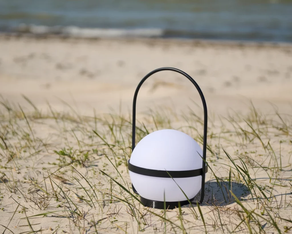 Lumière solaire: ces beaux objets design qui transforment nos jardins