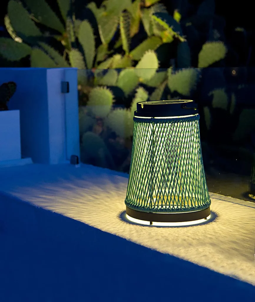 Lumière solaire: ces beaux objets design qui transforment nos jardins